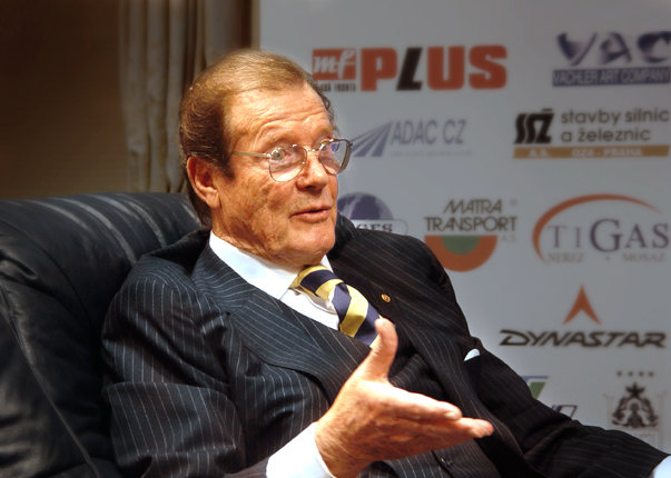 Kampaň: Roger Moore in Prague | Klient: Atilla Praha | Rok: 2005 | %%%3