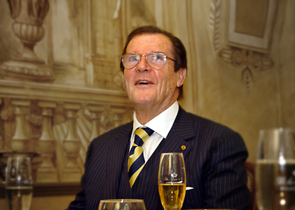 Kampaň: Roger Moore in Prague | Klient: Atilla Praha | Rok: 2005 | %%%3